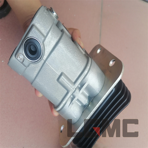 12C3785 Kawasaki 8-hole foot valve